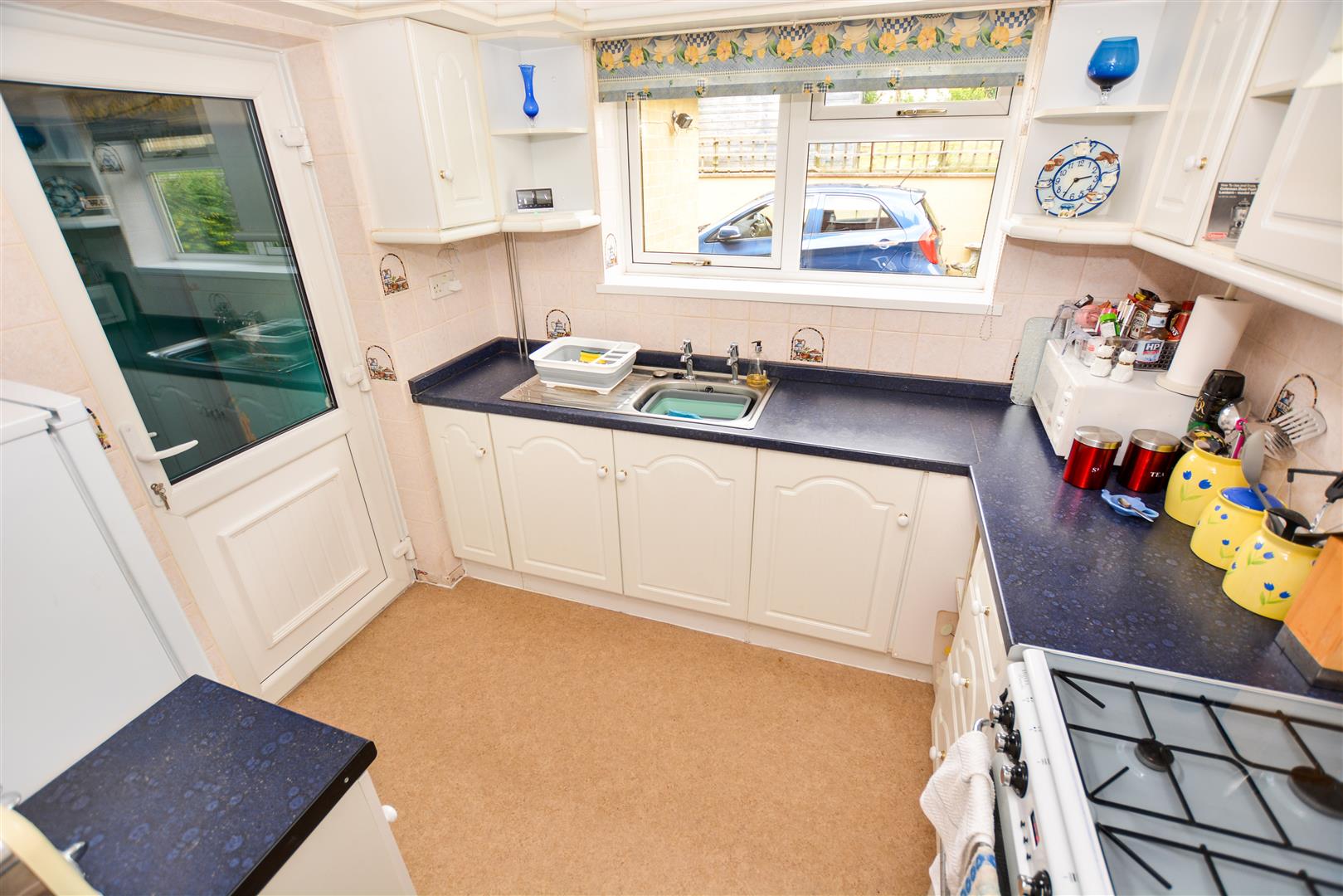 FITTED KITCHEN